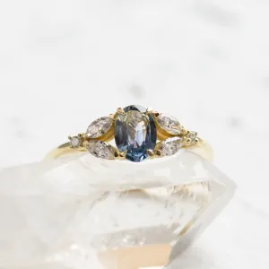 Detailní pohled na prsten s oválným safírem a diamanty