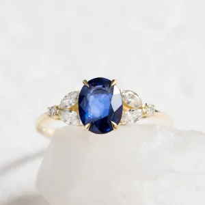 Detailní záběr na prsten s modrým safírem a diamanty
