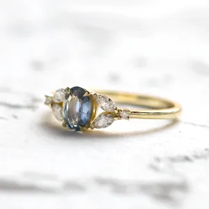 Detailní šikmý pohled na prsten CADETIE s oválným safírem a diamanty