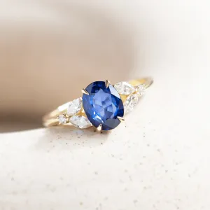 Detail oválného modrého safíru a diamantů na prstenu CADETIE