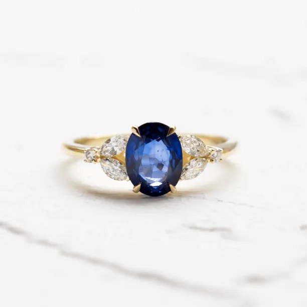 Čelní detail zásnubního prstenu CADETIE s oválným safírem a diamanty