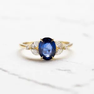 Čelní detail zásnubního prstenu CADETIE s oválným safírem a diamanty