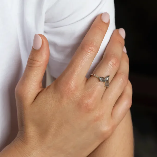 Prsten SONYA se salt and pepper diamanty ve tvaru kite, nošený na ruce