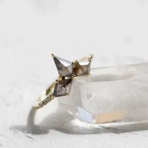 Detailní šikmý pohled na prsten SONYA se třemi salt and pepper diamanty