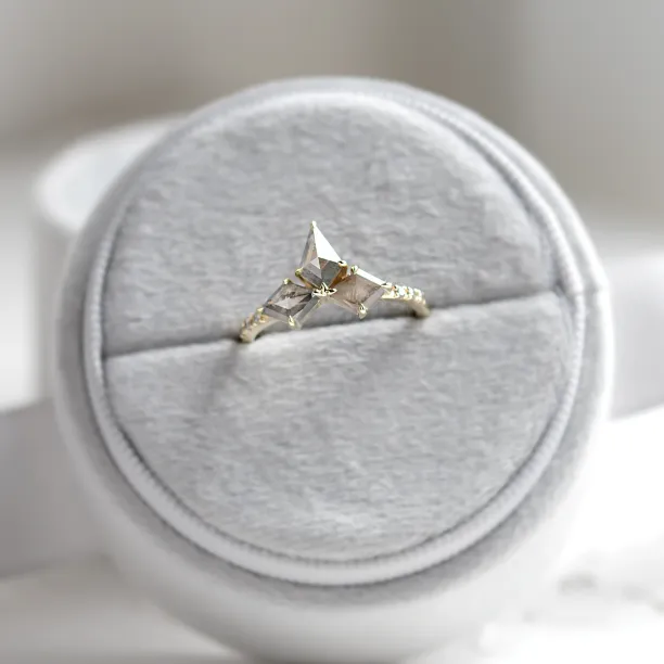 Šikmý pohled na prsten SONYA se třemi diamanty ve tvaru kite
