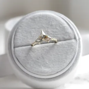 Šikmý pohled na prsten SONYA se třemi diamanty ve tvaru kite