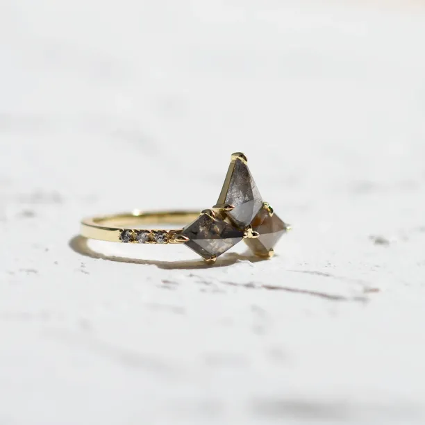 Boční pohled na prsten SONYA s diamanty ve tvaru kite a klasickými diamanty po stranách