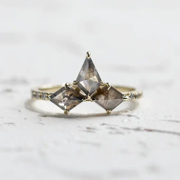 Zlatý prsten SONYA se třemi salt and pepper diamanty ve tvaru kite a klasickými diamanty po stranách