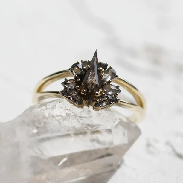 Detailní šikmý pohled na prsten IRINA se salt and pepper diamanty