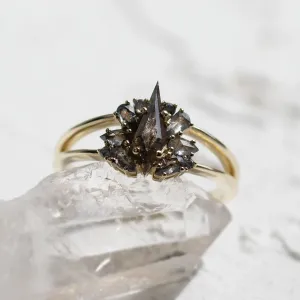 Detailní šikmý pohled na prsten IRINA se salt and pepper diamanty