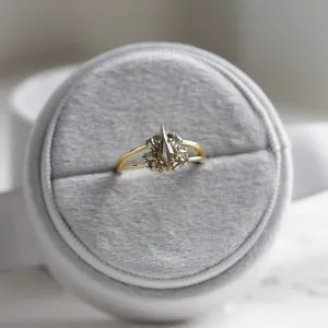 Šikmý pohled na originální prsten IRINA se salt and pepper diamanty