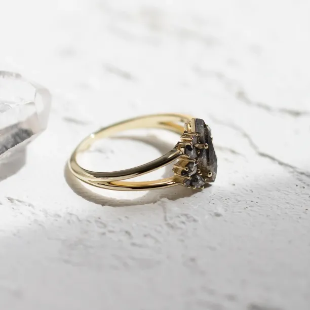 Boční pohled na prsten IRINA se salt and pepper diamanty