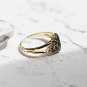 Boční pohled na prsten IRINA se salt and pepper diamanty