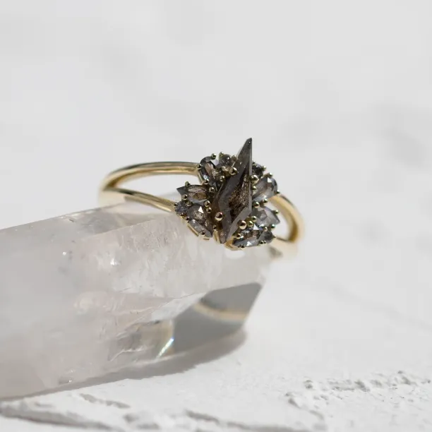 Detailní šikmý pohled na prsten IRINA se salt and pepper diamanty