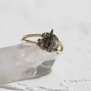 Detailní šikmý pohled na prsten IRINA se salt and pepper diamanty