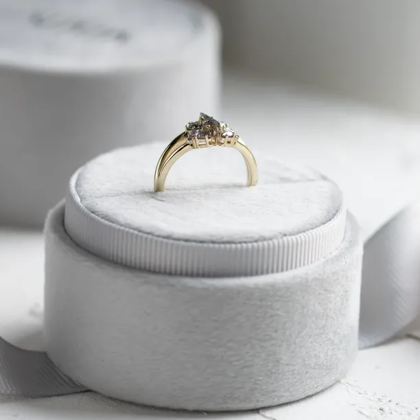 Originální prsten se salt and pepper diamanty IRINA, šikmý pohled na zvýšené zasazení