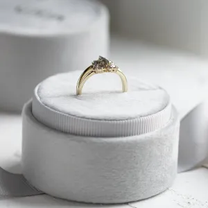 Originální prsten se salt and pepper diamanty IRINA, šikmý pohled na zvýšené zasazení