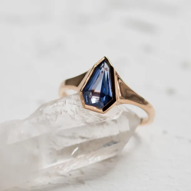Close-up of the PLATON gold signet ring and blue sapphire