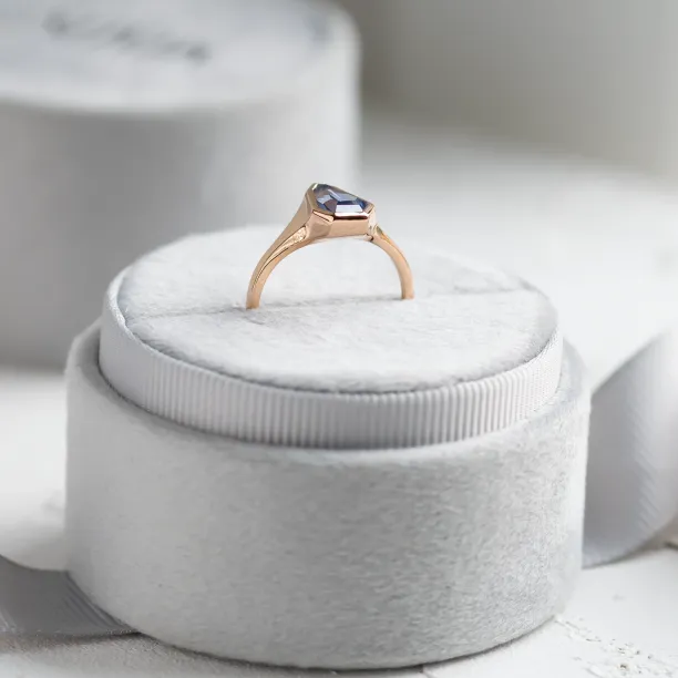 Side profile of the PLATON gold signet ring and blue sapphire