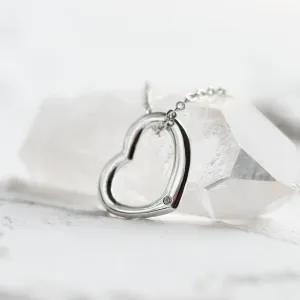 Detail zlatého přívěsku srdce s diamantem AIVA
