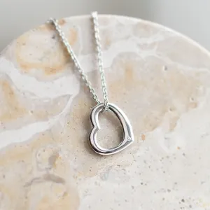 Zlatý přívěsek srdce s diamantem AIVA a řetízkem zblízka