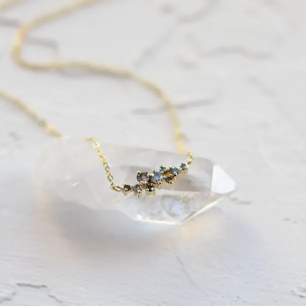 Cluster náhrdelník se salt and pepper diamanty v šikmém pohledu