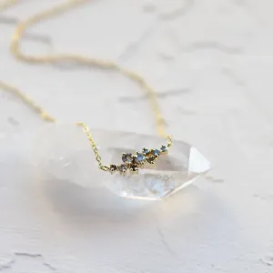 Cluster náhrdelník se salt and pepper diamanty v šikmém pohledu