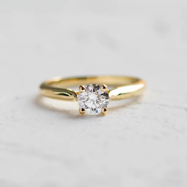 Zásnubní prsten LUCIENNE s lab-grown diamantem ve čtyřkrapnovém zasazení