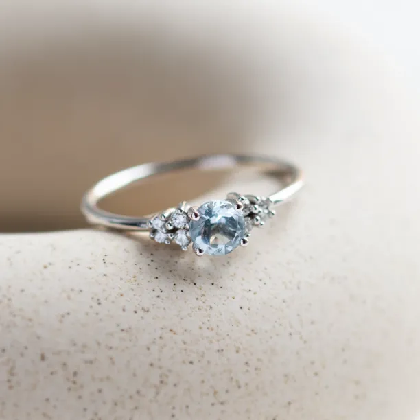 Originální zásnubní prsten s akvamarínem a diamanty AZZURRO