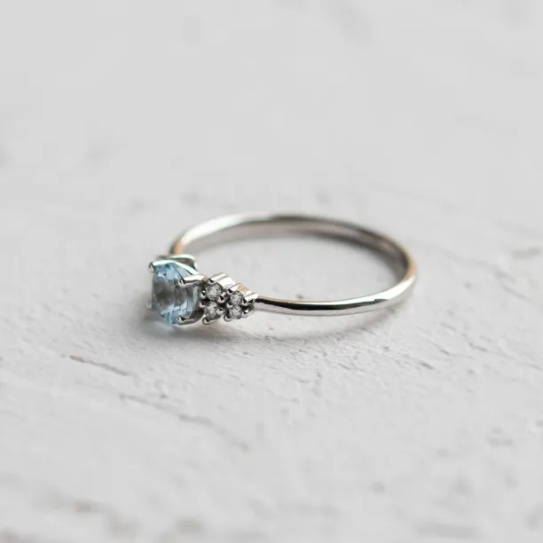 Originální zásnubní prsten s akvamarínem a diamanty AZZURRO