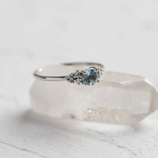 Originální zásnubní prsten s akvamarínem a diamanty AZZURRO