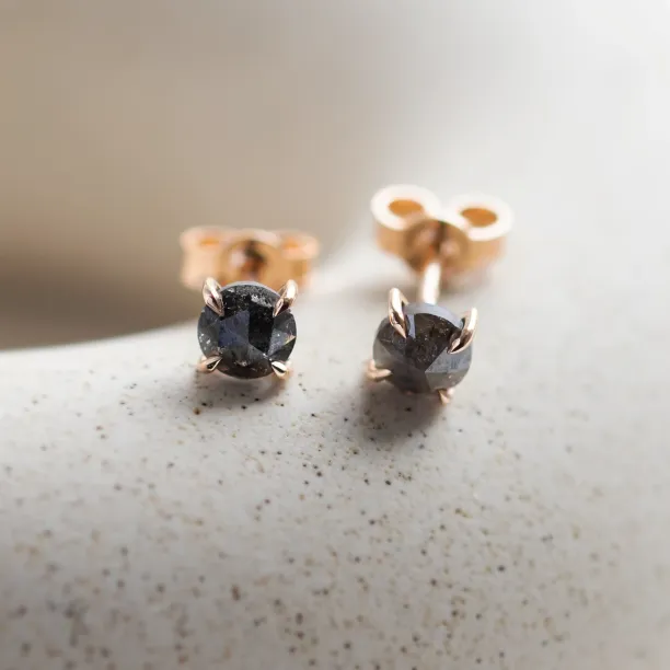 Šikmý detail napichovacích náušnic SUZETTE se salt and pepper diamanty