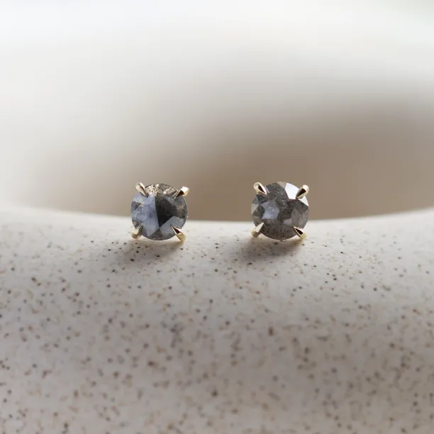 Pár napichovacích náušnic SUZETTE se salt and pepper diamanty