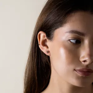 Náušnice SUZETTE se salt and pepper diamantem zobrazená na uchu