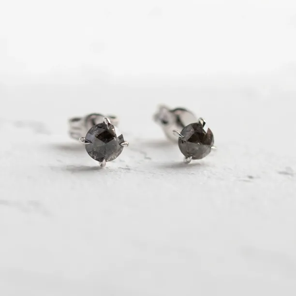Šikmý pohled na náušnice SUZETTE se salt and pepper diamanty