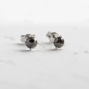 Šikmý pohled na náušnice SUZETTE se salt and pepper diamanty