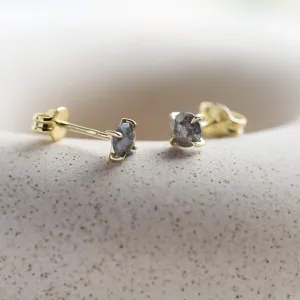 Peckové náušnice SUZETTE se salt and pepper diamanty v detailním šikmém záběru