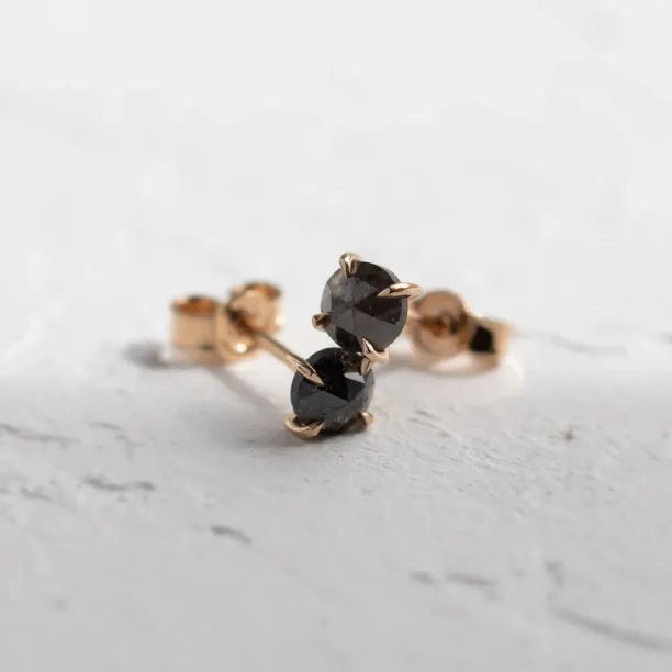 Detailní záběr peckových náušnic SUZETTE s fasetovanými salt and pepper diamanty