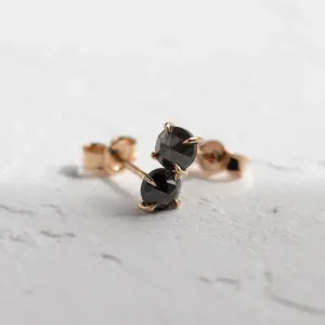 Detailní záběr peckových náušnic SUZETTE s fasetovanými salt and pepper diamanty