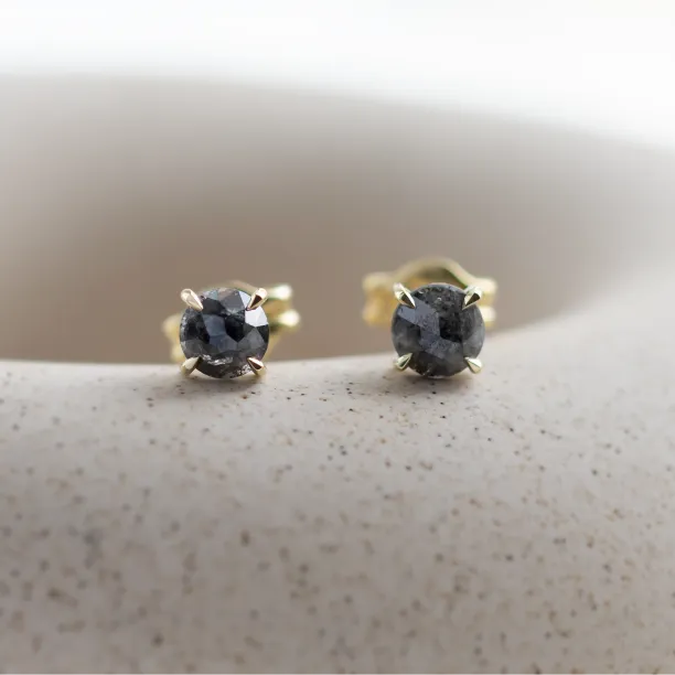 Peckové náušnice SUZETTE s kulatými salt and pepper diamanty, pohled na pár zepředu