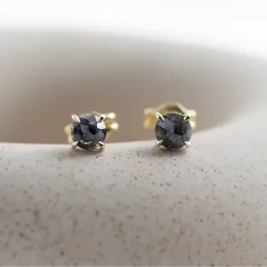 Peckové náušnice SUZETTE s kulatými salt and pepper diamanty, pohled na pár zepředu