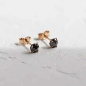 Šikmý pohled na peckové náušnice SUZETTE se salt and pepper diamanty