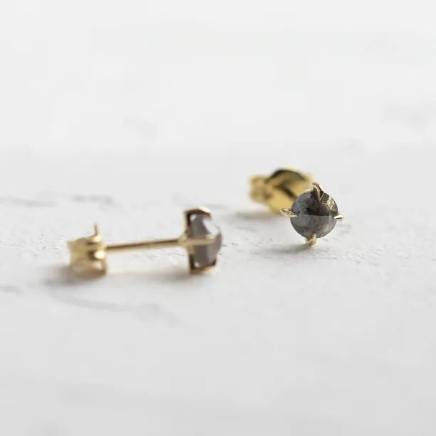 Detail náušnic SUZETTE se salt and pepper diamanty, jedna náušnice z bočního pohledu