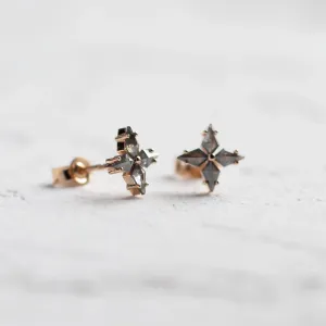 Angled view of the FLORIS salt and pepper diamond earrings