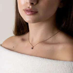 Šikmý pohled na diamantový přívěsek SPARK nošený na krku
