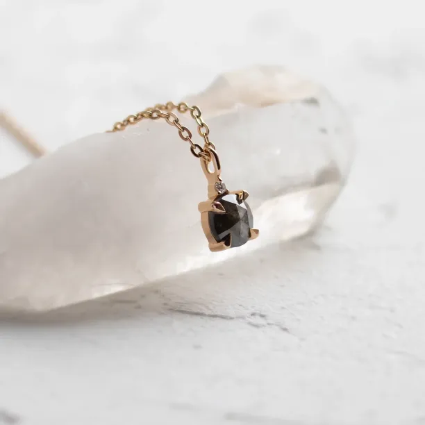 Detailní šikmý pohled na přívěsek SPARK s diamantem salt and pepper