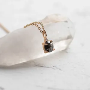 Detailní šikmý pohled na přívěsek SPARK s diamantem salt and pepper
