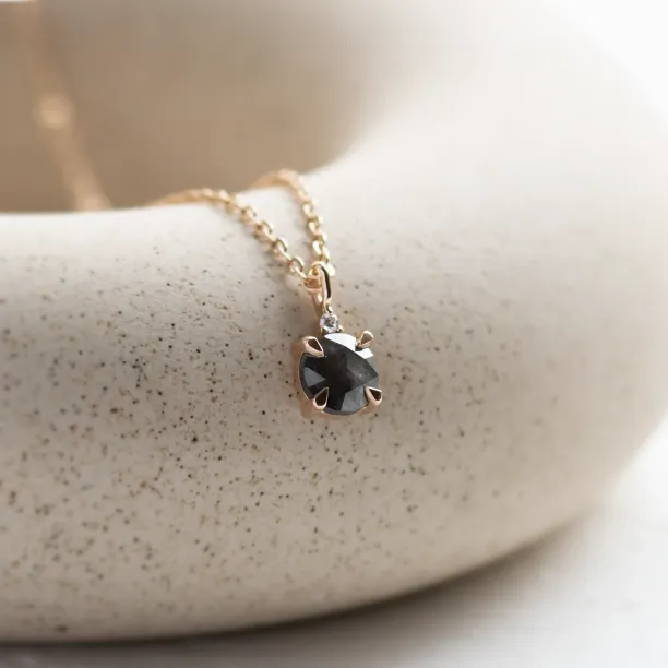 Detailní šikmý pohled na přívěsek SPARK se salt and pepper diamantem
