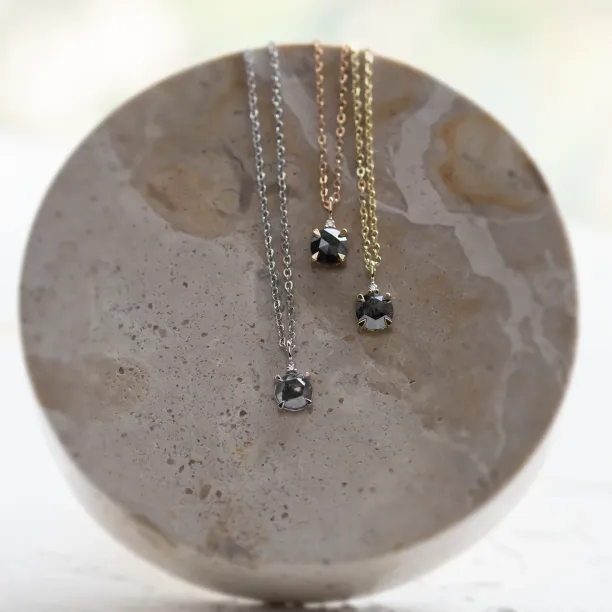 Tři přívěsky SPARK se salt and pepper diamanty vedle sebe