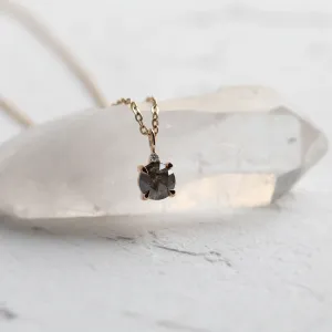Přívěsek SPARK zavěšený na řetízku se salt and pepper diamantem